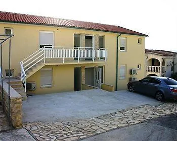 Apartments Suhomont Паг